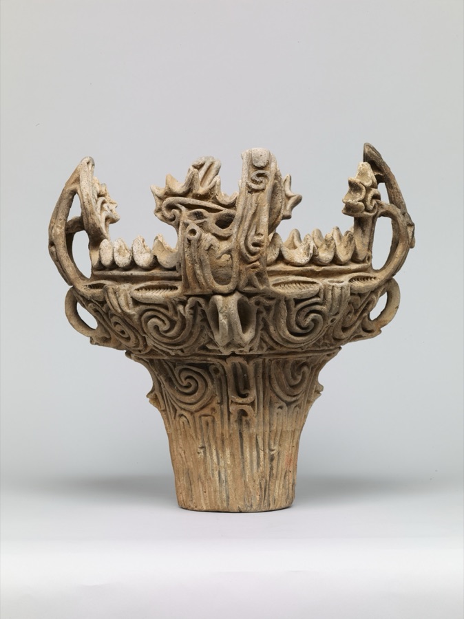 縄文時代の火焔型土器。燃え上がる炎のような飾りが特徴（東京国立博物館蔵）